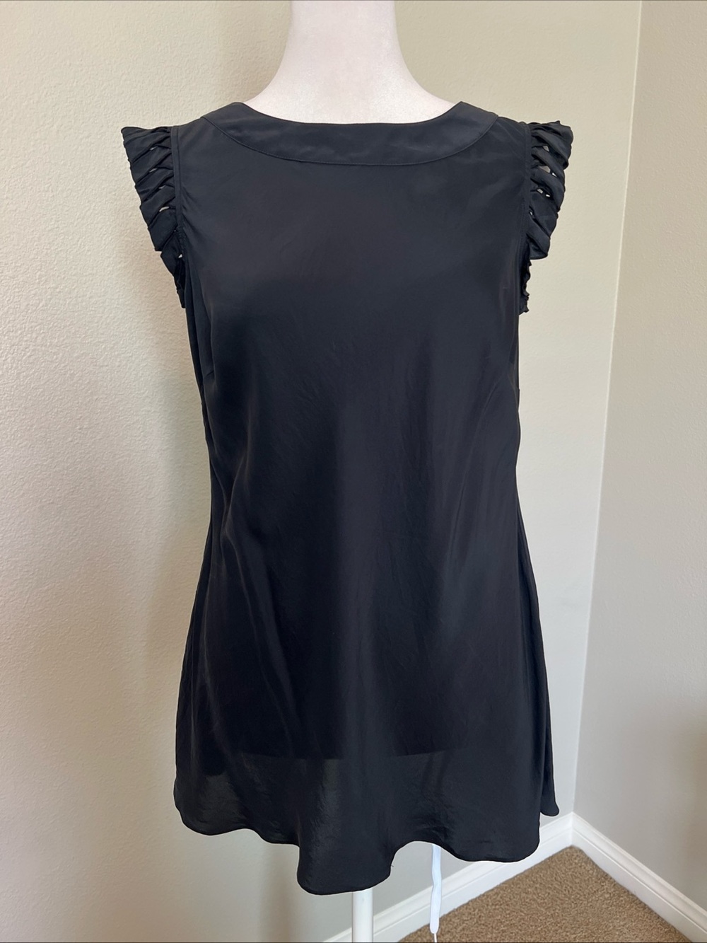 Banana Republic Black Satin Sleeveless Roundneck Top Size Small